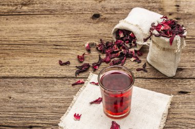 Sıcak amber çayı. Kuru yapraklar, keten çuvallar. Sağlıklı gıda ve kişisel bakım konsepti. Eski tahta arka planlar.