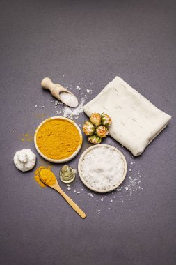Doğal malzemelerle kişisel bakım. Sağlıklı spa konsepti. Zerdeçal, deniz tuzu, yağ, havlu. Taş beton arka plan