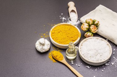 Doğal malzemelerle kişisel bakım. Sağlıklı spa konsepti. Zerdeçal, deniz tuzu, yağ, havlu. Taş beton arka plan