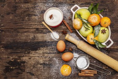 Noel pastası geçmişi. Xmas pişirmek için ham malzemeler. Klasik ahşap masa.