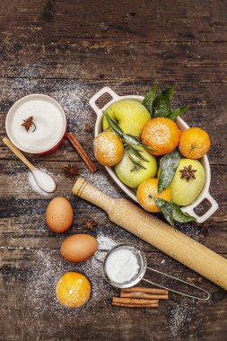 Noel pastası geçmişi. Xmas pişirmek için ham malzemeler. Klasik ahşap masa.