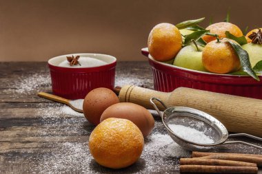 Noel pastası geçmişi. Xmas pişirmek için ham malzemeler. Klasik ahşap masa.