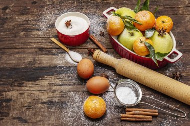 Noel pastası geçmişi. Xmas pişirmek için ham malzemeler. Klasik ahşap masa.