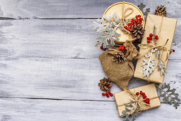 Noel zéro déchet concept. Nouvel An emballage respectueux de l'environnement. Boîtes de fête en papier artisanal et sacs avec différentes décorations organiques — Photo