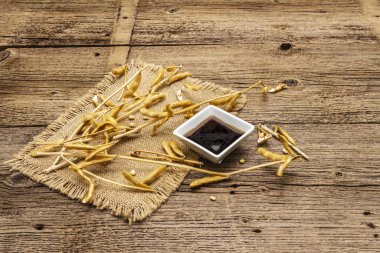 Kabuklu kuru fasulye ve soya sosu. Organik tarım mahsulleri, geleneksel sağlıklı doğu yiyecekleri. Klasik çuval bezi, tahta tahta arka plan