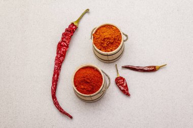 Macar (Macar) kırmızı tatlı ve sıcak kırmızı biber tozu. Ulusal yemek pişirmek için geleneksel baharat, farklı çeşitte kuru biber. Tahta fıçılar, taş beton arka plan.