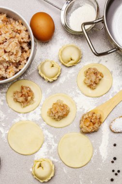 Balık köftesi. Ev yemeği için gerekli malzemeler. Taze hamur, balık, baharat, yemek ekipmanları. Taş beton arka plan