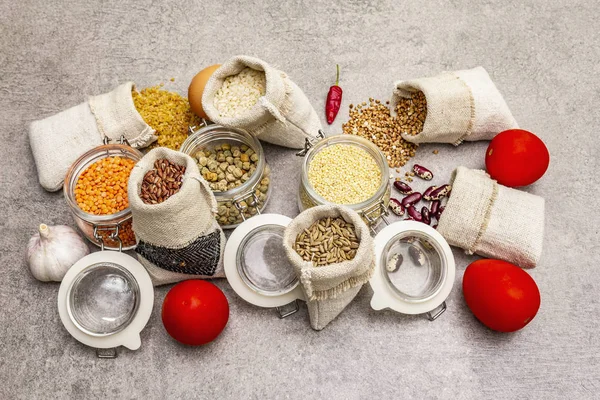 Zero Waste Food Shopping Konzept. Getreide, Nudeln, Hülsenfrüchte, getrocknete Pilze, Gewürze. Nachhaltiger Lebensstil, alte Holzbretter Hintergrund — Stockfoto