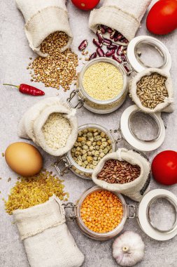 Sıfır yiyecek alışverişi konsepti. Mısır gevreği, makarna, baklagil, kurutulmuş mantar, baharat. Sürdürülebilir yaşam tarzı, eski tahta arka plan