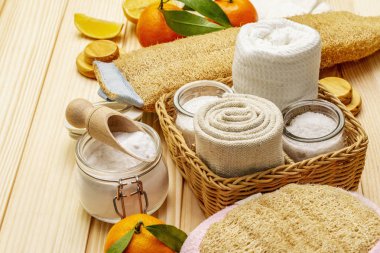 Sıfır atık ev temizliği Çevre dostu ürünler seti, yaşam tarzı konsepti. Doğal malzemeler, tahta arka plan.