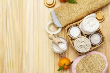 Sıfır atık ev temizliği Çevre dostu ürünler seti, yaşam tarzı konsepti. Doğal malzemeler, tahta arka plan.