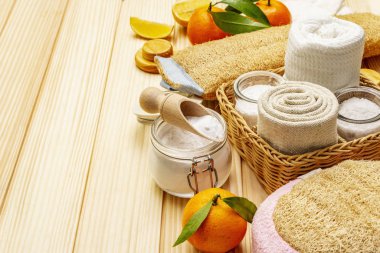 Sıfır atık ev temizliği Çevre dostu ürünler seti, yaşam tarzı konsepti. Doğal malzemeler, tahta arka plan.