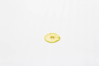 Kurumuş tek dilim elma beyaz arka planda izole edilmiş.