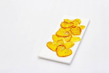 Beyaz arka planda izole edilmiş kuru hurma dilimleri