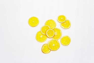 Turuncu izole üzerinde beyaz arka plan dilim kurutulmuş