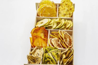 Çeşitli kurutulmuş meyveler. Sağlıklı beslenme konsepti. Tahta kutu, beyaz arka planda izole edilmiş..