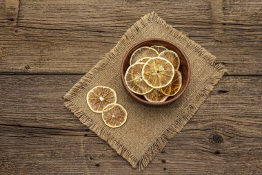 Kavanozda kurutulmuş limon dilimleri. Meyve çerezi, sağlıklı beslenme konsepti