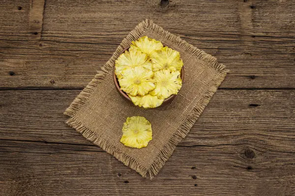 Szárított ananászszeletek tálban. Gyümölcs snack, egészséges táplálkozás koncepció — Stock Fotó