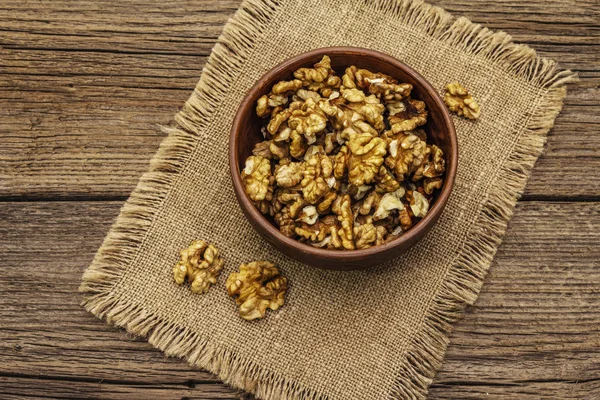 Nueces espolvoreadas en tazón de cerámica. Snack orgánico natural, concepto de alimentación saludable — Foto de Stock