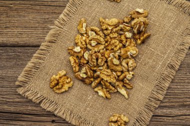 Fındık serpiştirdim. Doğal organik atıştırmalık, sağlıklı beslenme konsepti