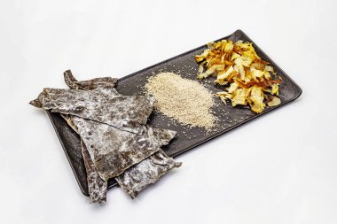 Temel Dashi çorbasını pişirmek için geleneksel Japon malzemeleri seti. Yosun kombu, katsuobushi ve kurumuş granüller. Beyaz arkaplanda izole