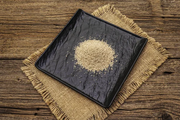 Dashi, condimento tradicional japonés. Ingrediente indispensable para cocinar caldo de sopa. Acabado gránulos secos. Fondo de madera —  Fotos de Stock