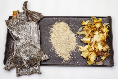 Temel Dashi çorbasını pişirmek için geleneksel Japon malzemeleri seti. Yosun kombu, katsuobushi ve kurumuş granüller. Beyaz arkaplanda izole
