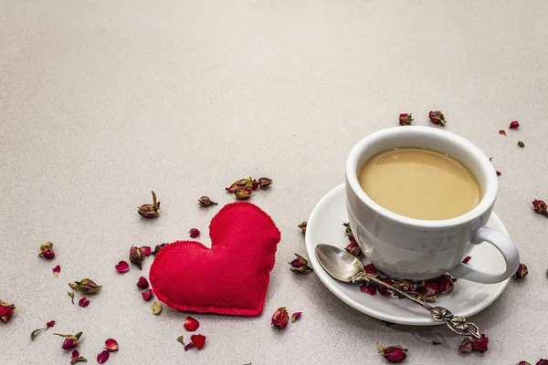 Bonjour. Bonjour. Tasse de café, boutons de roses et pétales, cœur en feutre rouge. Petit déjeuner romantique, Saint Valentin. Pierre de fond béton — Photo