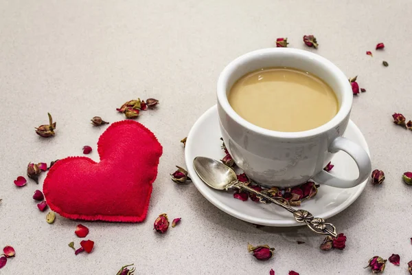İyi sabahlar. Bir fincan kahve, gül tomurcukları ve taç yaprakları, kırmızı keçeli kalp. Romantik kahvaltı, Sevgililer Günü. Taş beton arka plan — Stok fotoğraf