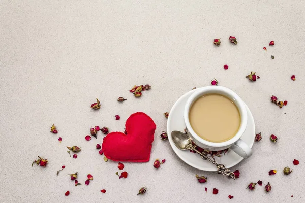 Bonjour. Bonjour. Tasse de café, boutons de roses et pétales, cœur en feutre rouge. Petit déjeuner romantique, Saint Valentin. Pierre de fond béton — Photo