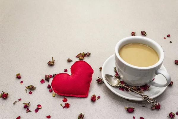 Bonjour. Bonjour. Tasse de café, boutons de roses et pétales, cœur en feutre rouge. Petit déjeuner romantique, Saint Valentin. Pierre de fond béton — Photo