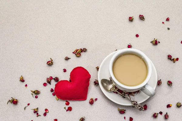 Bonjour. Bonjour. Tasse de café, boutons de roses et pétales, cœur en feutre rouge. Petit déjeuner romantique, Saint Valentin. Pierre de fond béton — Photo