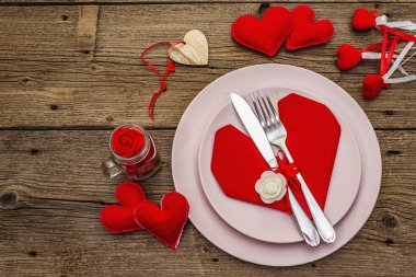 Romantik yemek masası. Sevgililer günü ya da anneler günü için aşk konsepti, düğün çatal bıçak takımı. Eski tahta kaplama arka plan