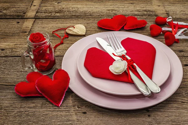 Романтический ужин. Love concept for Valentine 's or mother' s day, wedding cutlery. Старинные деревянные доски — стоковое фото