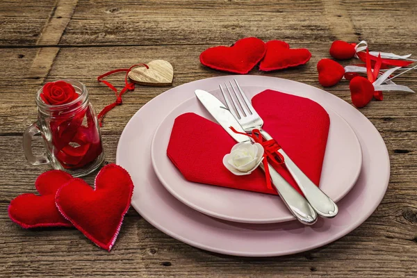 Романтический ужин. Love concept for Valentine 's or mother' s day, wedding cutlery. Старинные деревянные доски — стоковое фото