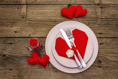 Romantik yemek masası. Sevgililer günü ya da anneler günü için aşk konsepti, düğün çatal bıçak takımı. Eski tahta kaplama arka plan