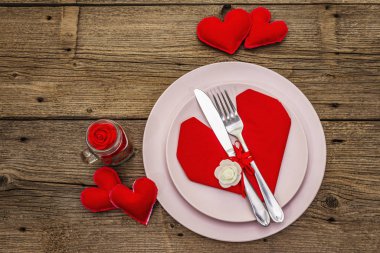 Romantik yemek masası. Sevgililer günü ya da anneler günü için aşk konsepti, düğün çatal bıçak takımı. Eski tahta kaplama arka plan