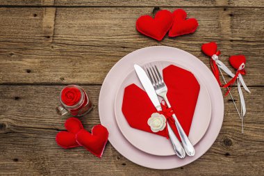 Romantik yemek masası. Sevgililer günü ya da anneler günü için aşk konsepti, düğün çatal bıçak takımı. Eski tahta kaplama arka plan