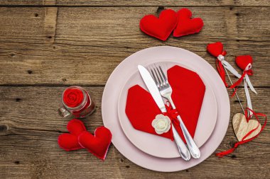 Romantik yemek masası. Sevgililer günü ya da anneler günü için aşk konsepti, düğün çatal bıçak takımı. Eski tahta kaplama arka plan