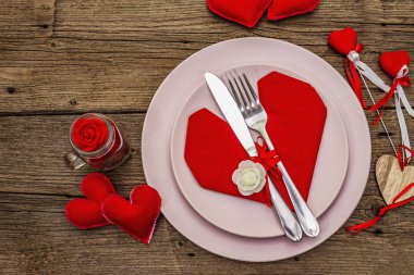 Romantik yemek masası. Sevgililer günü ya da anneler günü için aşk konsepti, düğün çatal bıçak takımı. Eski tahta kaplama arka plan