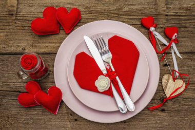Romantik yemek masası. Sevgililer günü ya da anneler günü için aşk konsepti, düğün çatal bıçak takımı. Eski tahta kaplama arka plan