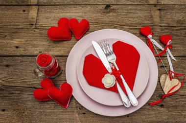 Romantik yemek masası. Sevgililer günü ya da anneler günü için aşk konsepti, düğün çatal bıçak takımı. Eski tahta kaplama arka plan