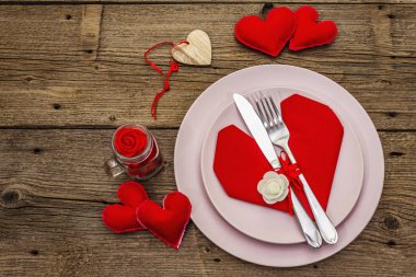 Romantik yemek masası. Sevgililer günü ya da anneler günü için aşk konsepti, düğün çatal bıçak takımı. Eski tahta kaplama arka plan