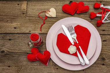 Romantik yemek masası. Sevgililer günü ya da anneler günü için aşk konsepti, düğün çatal bıçak takımı. Eski tahta kaplama arka plan