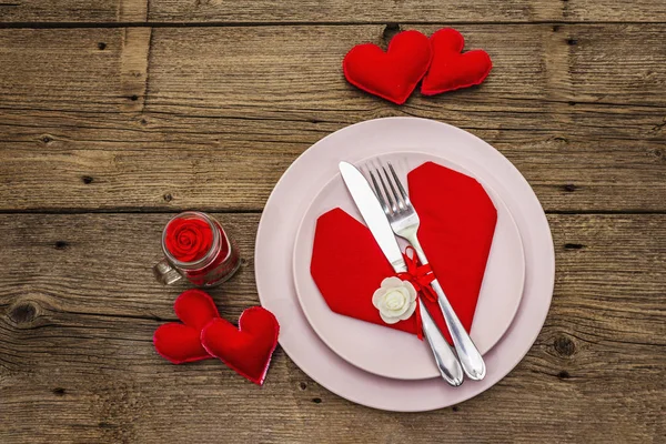 Romantyczny stół. Koncepcja miłości na Walentynki lub Dzień Matki, sztućce ślubne. Vintage drewniane deski tła — Zdjęcie stockowe