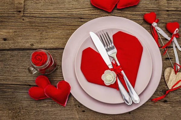 Romantyczny stół. Koncepcja miłości na Walentynki lub Dzień Matki, sztućce ślubne. Vintage drewniane deski tła — Zdjęcie stockowe