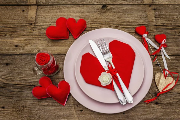 Романтический ужин. Love concept for Valentine 's or mother' s day, wedding cutlery. Старинные деревянные доски — стоковое фото