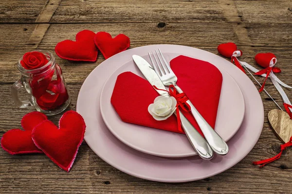 浪漫的餐桌。 情人节或母亲节的爱的概念，结婚餐具。 老式木板背景图 — 图库照片