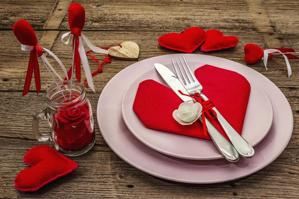 Романтический ужин. Love concept for Valentine 's or mother' s day, wedding cutlery. Старинные деревянные доски — стоковое фото