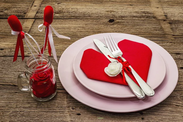 Un romantico tavolo da pranzo. Concetto d'amore per San Valentino o la festa della mamma, posate nuziali. Vintage tavole di legno sfondo — Foto Stock